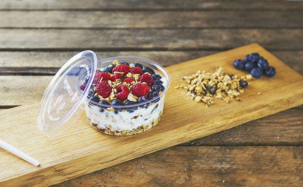 Vegware's round PLA deli containers are the perfect serving option for a healthy breakfast.